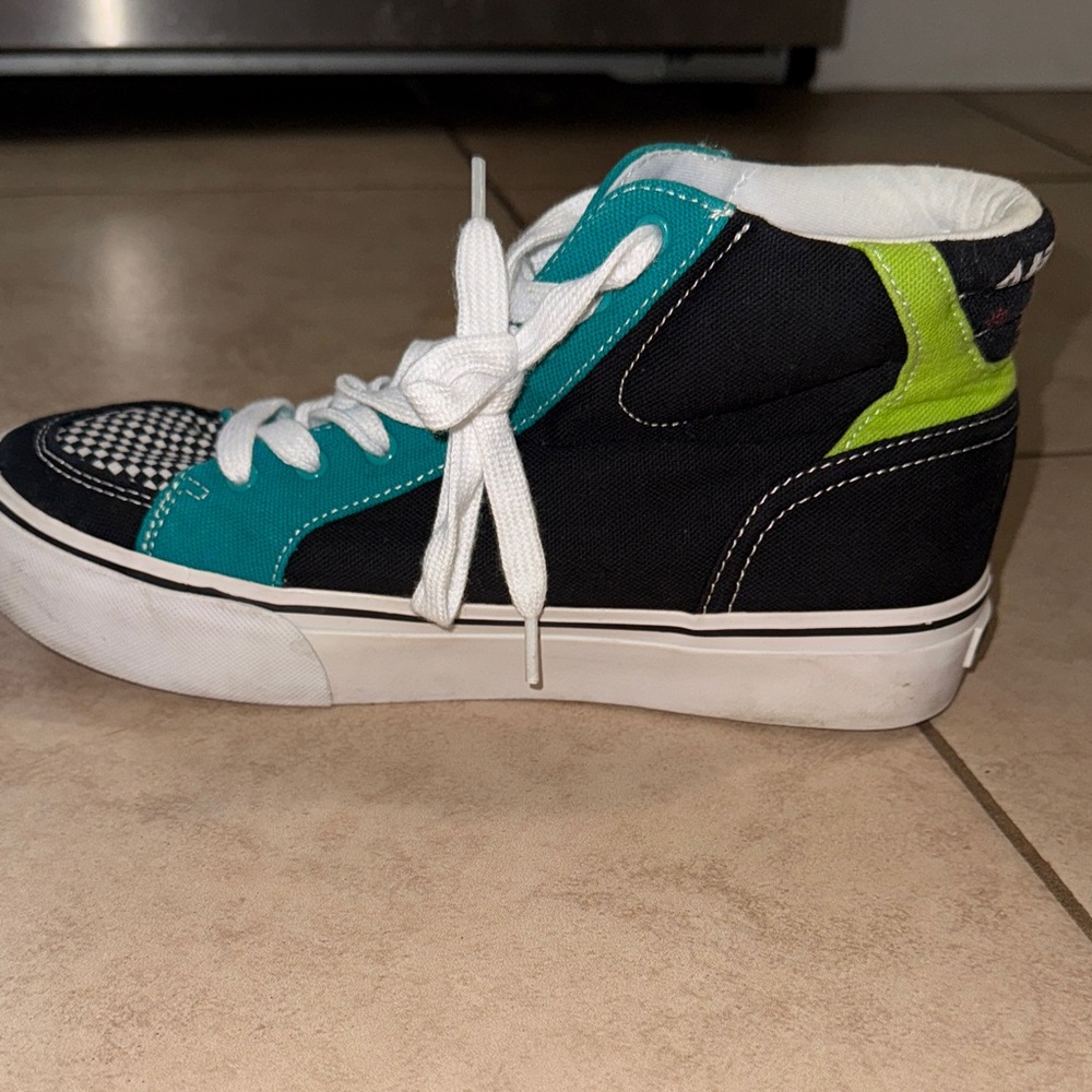 Airwalk Aurora Women’s High-Top Sneakers – Size 8 1/2 – Great Condition